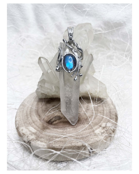 Talizman s kryštálovým hrotom a labradoritom